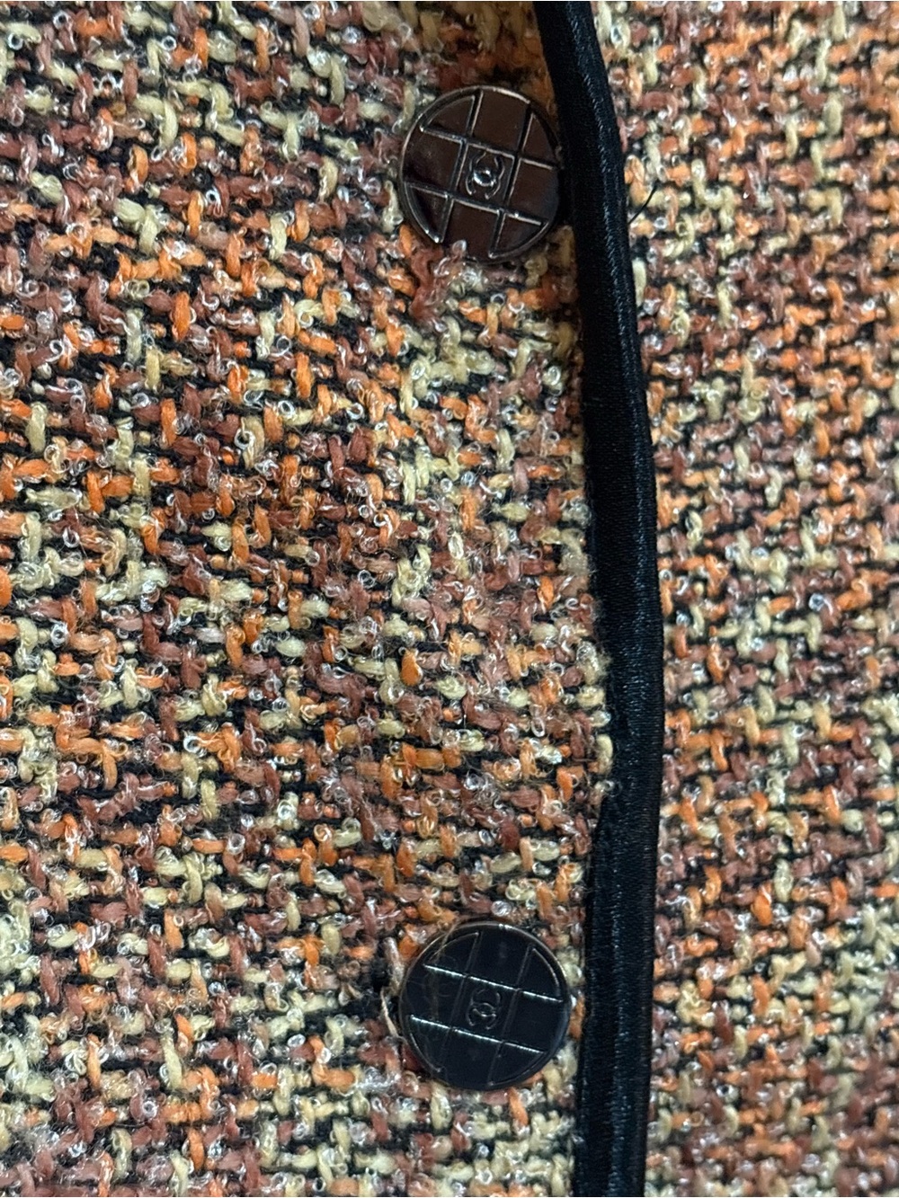 CHANEL Tan Tweed Blazer with Black Piping - Picture 6 of 16